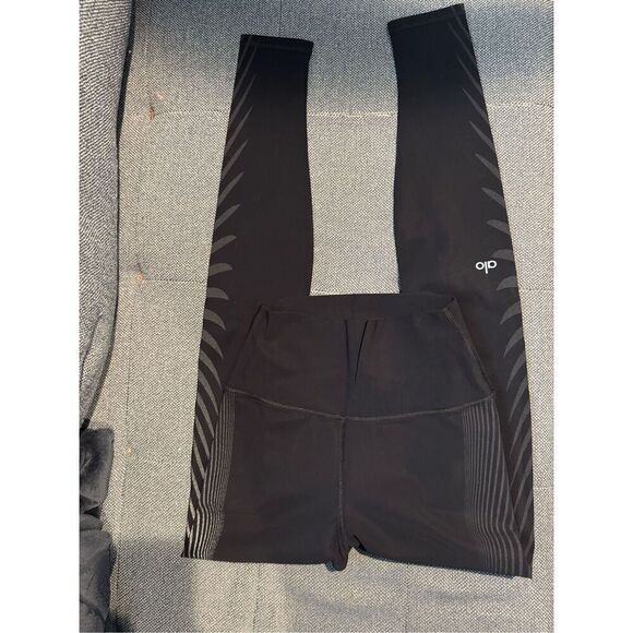 NWOT Alo Yoga leggings size xs black gray pattern - Picture 2 of 8